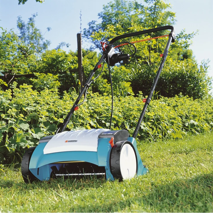 GARDENA Elektro-Vertikutierer EVC 1000: Rasenlüfter mit Arbeitsbreite 30 cm, 1000 W, Rasenfläche bis 1000 m², Verstellhebel für Arbeitstiefe, teilbares Gestänge, Räder mit Spezialprofil (4068-20) – Bild 2