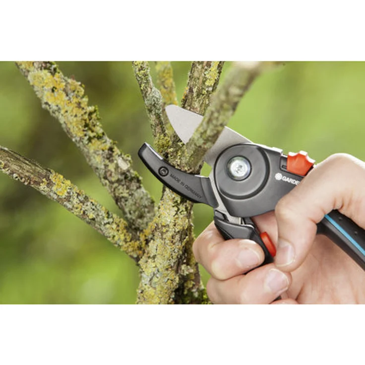 GARDENA Gartenschere A-M Stabile Baumschere mit Amboss-Schneide für holzige Äste und Zweige, max. Schneid-Durchmesser 23 mm, Anti-Rutsch-Griff, antihaftbeschichtetes Obermesser 8903-20 mittelgroß – Bild 2