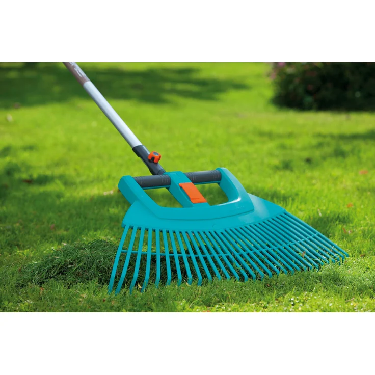 GARDENA combisystem-Kunststoff-Fächerbesen XXL vario: Der extrabreite Gartenrechen für das Zusammenfegen von Laub und Gartenabfällen, Arbeitsbreite 77 cm, passend zu allen cs-Stielen (3107-20) – Bild 4