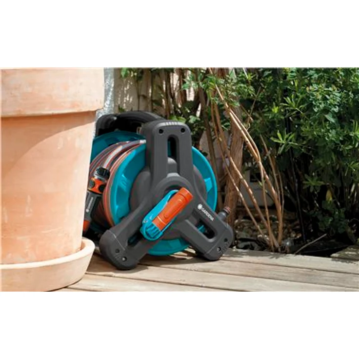 GARDENA Classic Schlauchtrommel 10 Set: Gartenschlauchset inkl. Schlauchtrommel und 10 m Schlauch, hohe Standsicherheit, Adapter, Spritze, Tragegriff, für Terrassen (8010-20) – Bild 6