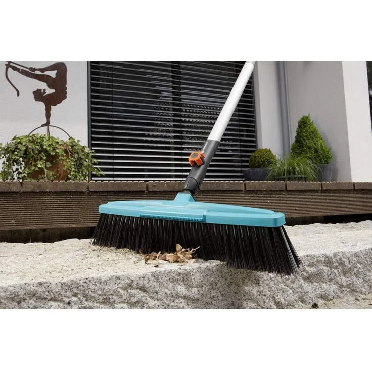 GARDENA combisystem-Straßenbesen: Stabiler Kehrbesen für den Garten und die Wege rund um das Haus, 45 cm Arbeitsbreite, Polypropylen-Besteckung (3622-20) – Bild 3