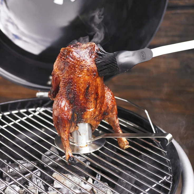 RÖSLE Hähnchenbräter, Edelstahl 18/10, 250 ml Behälter, Abnehmbarer Griff, für Grill und Backofen, spülmaschinengeeignet - Preisvergleich – Bild 4