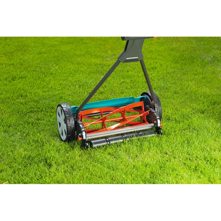 GARDENA Classic Spindelmäher 400: Handrasenmäher mit 40cm Schnittbreite für bis zu 200 m² Rasenfläche, Messerwalze aus Qualitätsstahl, berührungslose Schneidetechnik, geräuscharm und präzise - 4018-20 – Bild 4