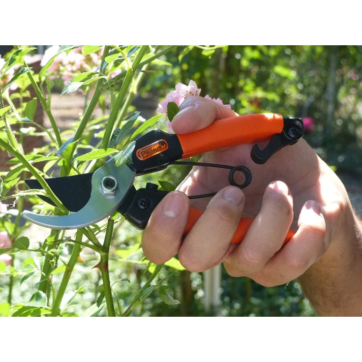 Garten Primus Gartenschere, Rosenschere, Rebschere, Damenschere, schwarz-orange, 17,7 x 4,8 x 1,6 cm, 01020 mittelgroß – Bild 2