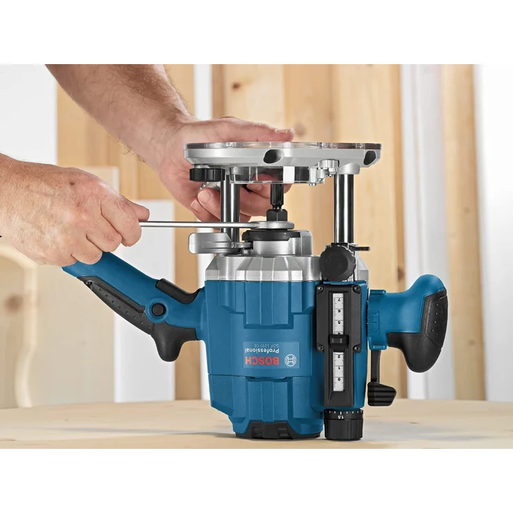Bosch Professional Oberfräse GOF 1250 (1.250 Watt, Leerlaufdrehzahl 10.000-24.000 min-1, inkl. Kopierhülsenadapter, Parallelanschlag, Maulschlüssel 19 mm, Spannzange, im Karton) – Bild 3