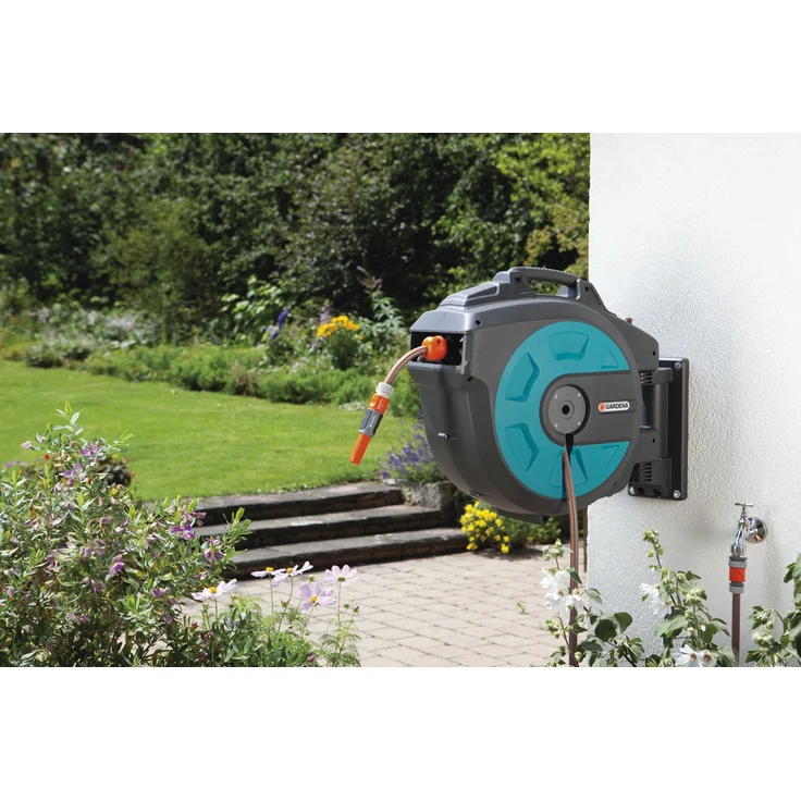 GARDENA Comfort Wand-Schlauchbox 25 roll-up automatic: Schwenkbare Schlauchtrommel, 25 m GARDENA Qualitätsschlauch, kurze Arretierstops, inkl. Wandhalterung, Systemteilen und Spritze (8023-20) - Preisvergleich – Bild 4
