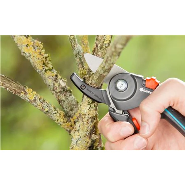 GARDENA Gartenschere A-M Stabile Baumschere mit Amboss-Schneide für holzige Äste und Zweige, max. Schneid-Durchmesser 23 mm, Anti-Rutsch-Griff, antihaftbeschichtetes Obermesser 8903-20 mittelgroß – Bild 5