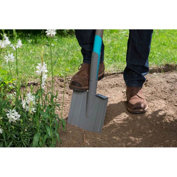 GARDENA NatureLine Spaten: Gartenspaten aus Qualitätsstahl zum Umgraben und Ausheben, sicherer Trittsteg, Stiel aus FSC-Eschenholz, D-Griff (17000-20) – Bild 4