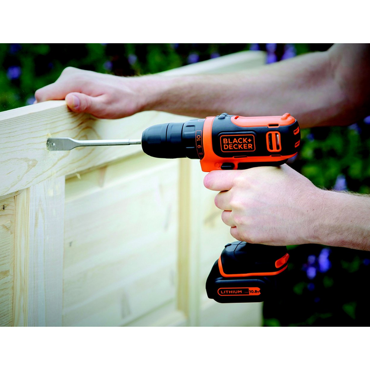 Black+Decker Kompakt-Bohrer (10,8V Li-Ion Akku-Bohrschrauber, LED-Arbeitslicht, Softgriff, 10 mm Schnelllspannbohrfutter, inklusive 2 Slidepack-Akkus, 400mA Ladegerät, Koffer, 1 Doppelbit) BDCDD12KB – Bild 4