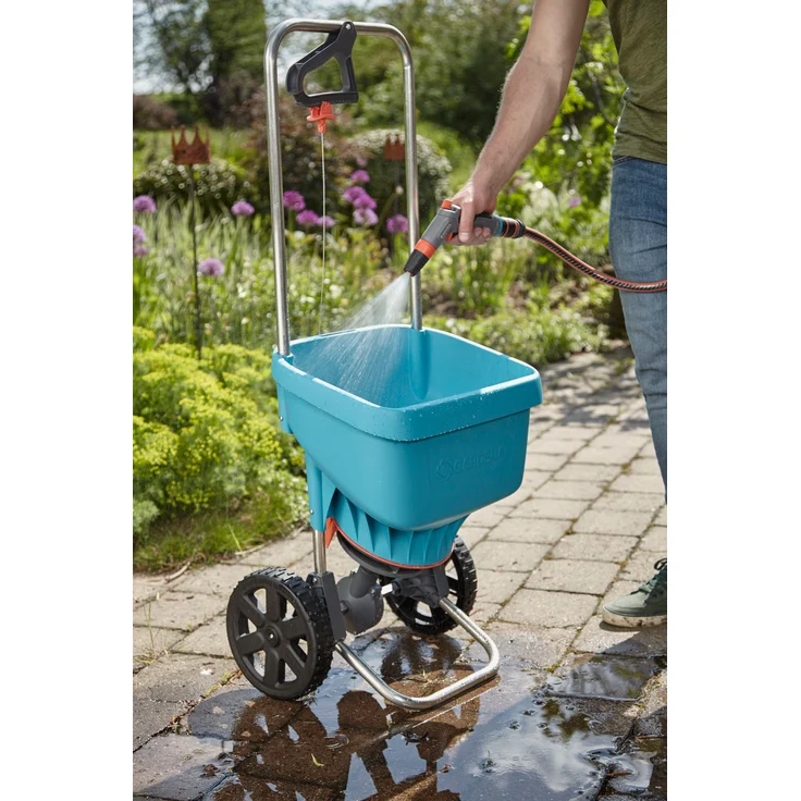 GARDENA Streuwagen XL: Universalstreuer zum Ausbringen von Dünger, Samen und Streusalz, 1.5 - 6 m Streubreite, für ca. 800 m² Rasenfläche, 18 l Fassungsvermögen, mit Verschlussschieber (436-20) – Bild 8