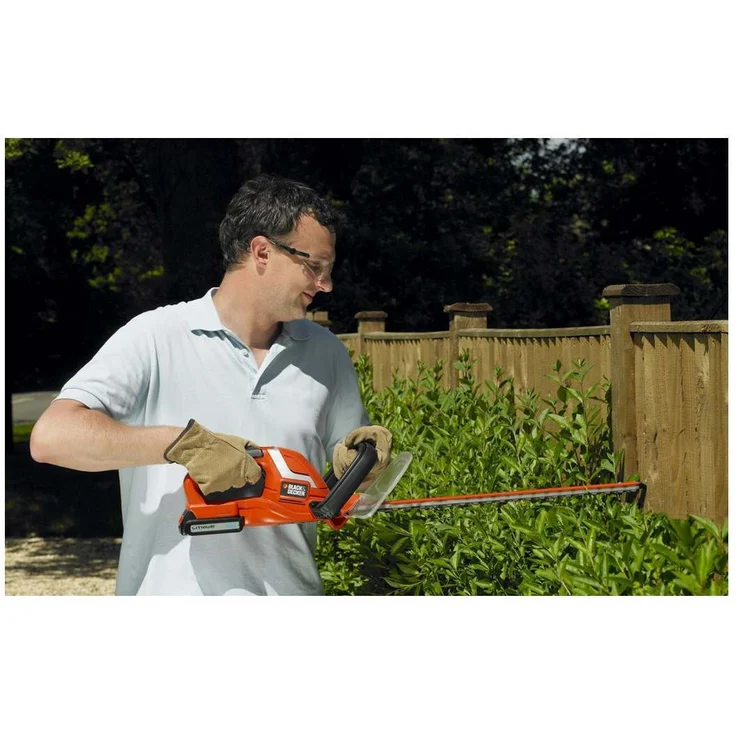 Black+Decker Akku Heckenschere (mit E-Drive Technologie zum Schneiden harter und dicker Äste sowie mittlerer bis großer Hecken 18mm Schnittstärke 18V 2,6kg leicht) GTC1845L20 – Bild 2