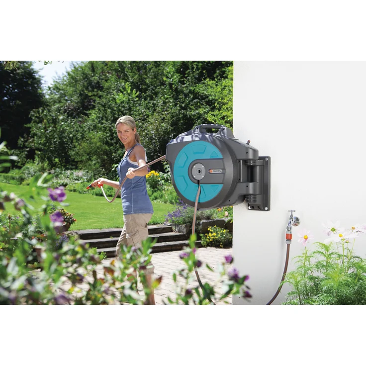 GARDENA Comfort Wand-Schlauchbox 25 roll-up automatic: Schwenkbare Schlauchtrommel, 25 m GARDENA Qualitätsschlauch, kurze Arretierstops, inkl. Wandhalterung, Systemteilen und Spritze (8023-20) - Preisvergleich – Bild 3