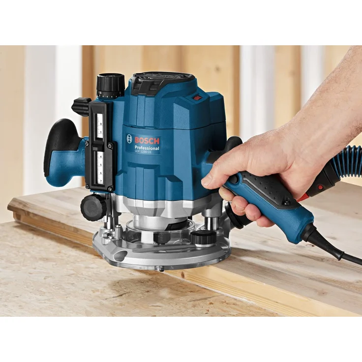 Bosch Professional Oberfräse GOF 1250 CE 0601626001 (Maulschlüssel 19 mm, Parallelanschlag mit Feineinstellung, Kopierhülsenadapter, Spannzange, L-BOXX 238) – Bild 2