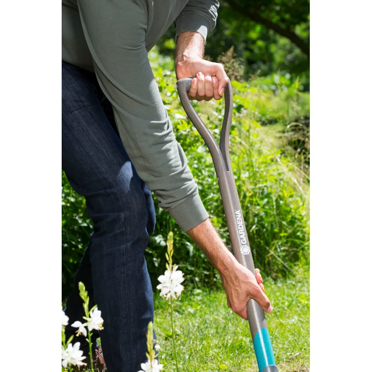 GARDENA NatureLine Spaten: Gartenspaten aus Qualitätsstahl zum Umgraben und Ausheben, sicherer Trittsteg, Stiel aus FSC-Eschenholz, D-Griff (17000-20) – Bild 3