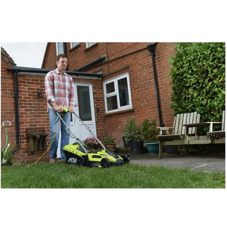 Ryobi Elektro-Rasenmäher RLM13E33S, Grasmäher mit 1300 W, 33 cm Schnittbreite, 5-stufige zentrale Schnitthöhenverstellung, EasyEdge Rasenkamm, 35 l Textil-Grasfangsack mit Hardtop, Art.-Nr. 5133002343 – Bild 9