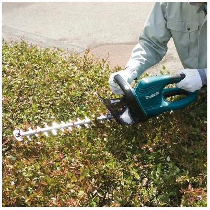 Makita UH 4570 Elektro-Heckenschere, 550 Watt Leistung, 45 cm Schnittlänge, 2,1 cm Schnittstärke – Bild 2