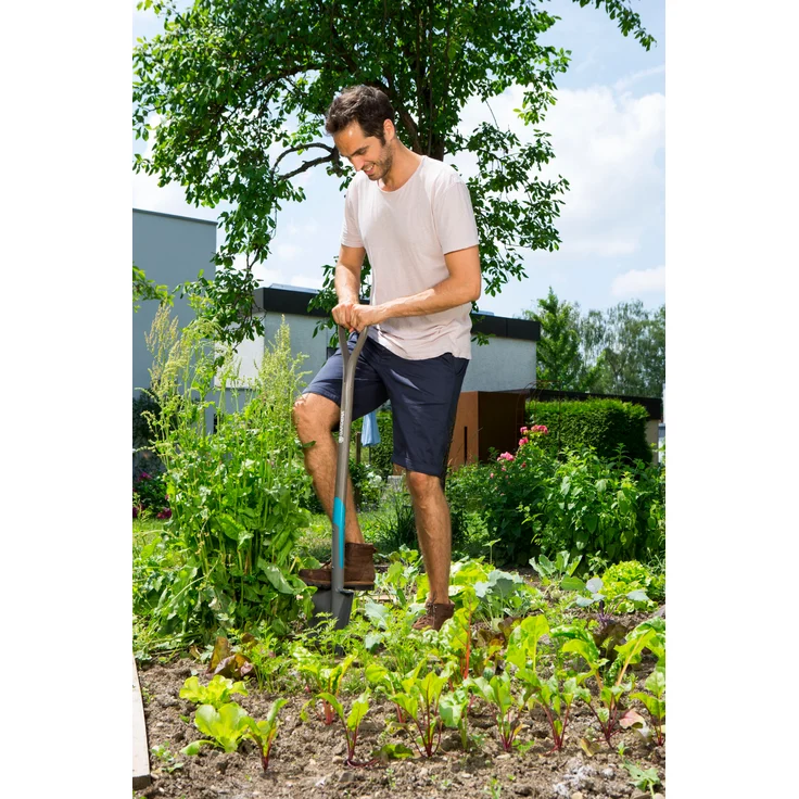GARDENA NatureLine Spaten: Gartenspaten aus Qualitätsstahl zum Umgraben und Ausheben, sicherer Trittsteg, Stiel aus FSC-Eschenholz, D-Griff (17000-20) – Bild 7