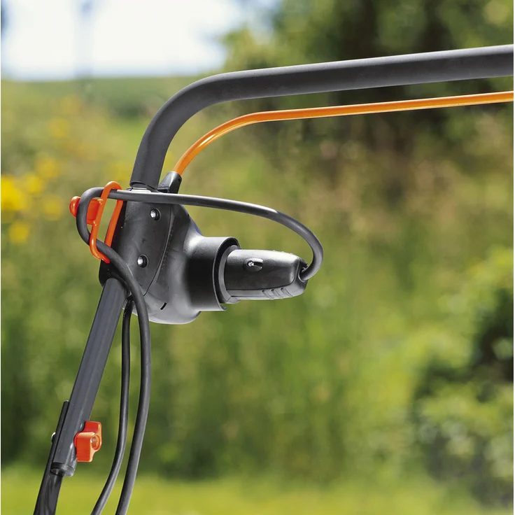 GARDENA Elektro-Vertikutierer EVC 1000: Rasenlüfter mit Arbeitsbreite 30 cm, 1000 W, Rasenfläche bis 1000 m², Verstellhebel für Arbeitstiefe, teilbares Gestänge, Räder mit Spezialprofil (4068-20) – Bild 4