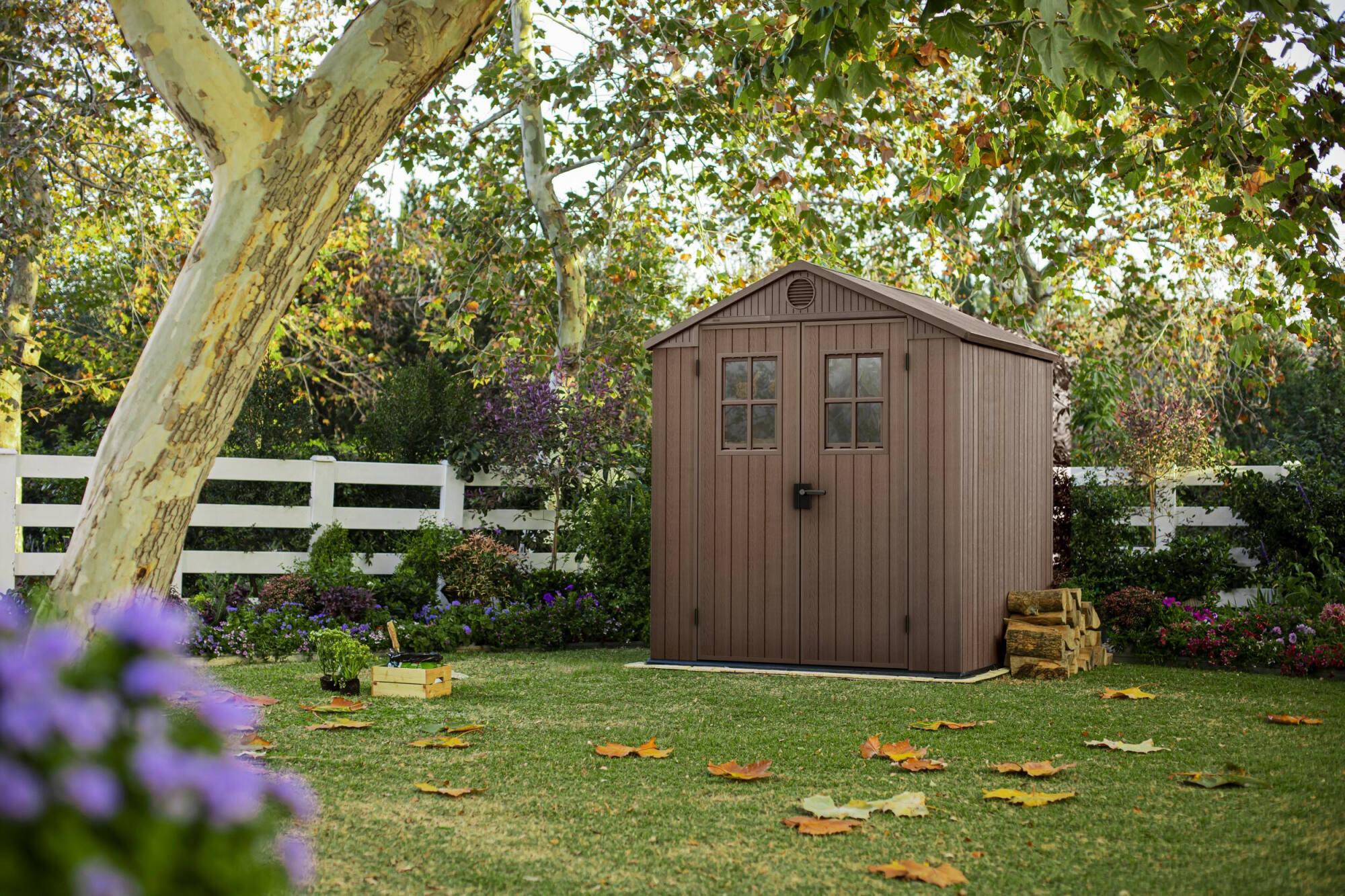 Keter 255781, Doppel Metallschuppen mit Giebeldach, braun, für Gartenwerkzeuge und Rasenmäher, mit 2 Fenstern und Doppeltür