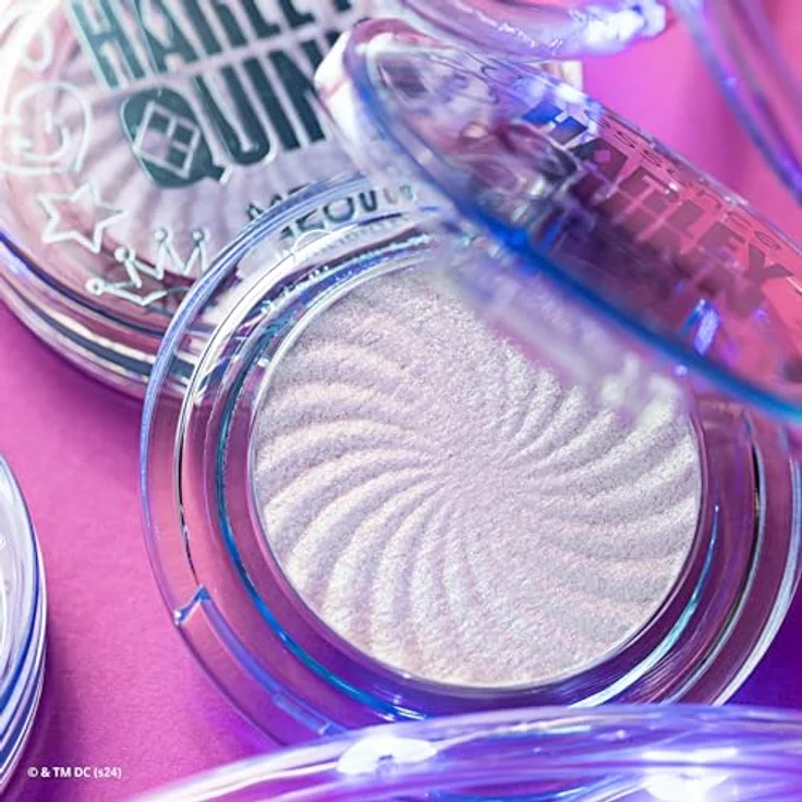 essence cosmetics Harley Quinn Meta Glow Highlighter, Nr. 02, Blau, definierend, schimmernd, holographisch, glitzernd, vegan, ölfrei, ohne Parabene, ohne Mikroplastikpartikel, 1er Pack (3.2g) – Bild 5