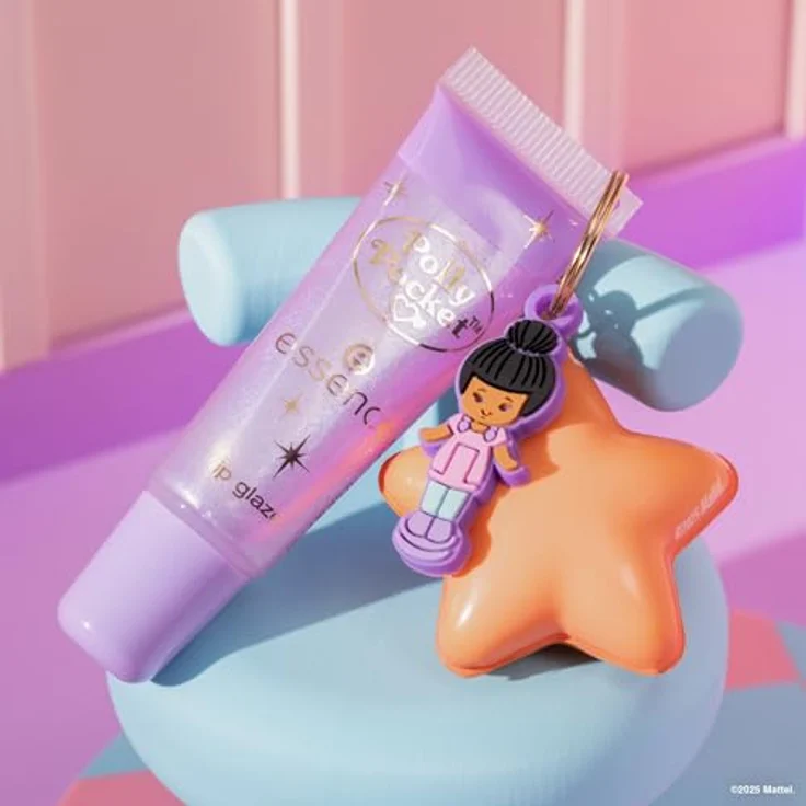 essence Polly Pocket lip glaze Lipgloss 01 90’s Girl, glänzendes Finish mit Schimmerpartikeln und fruchtigem Erdbeerduft – Bild 5