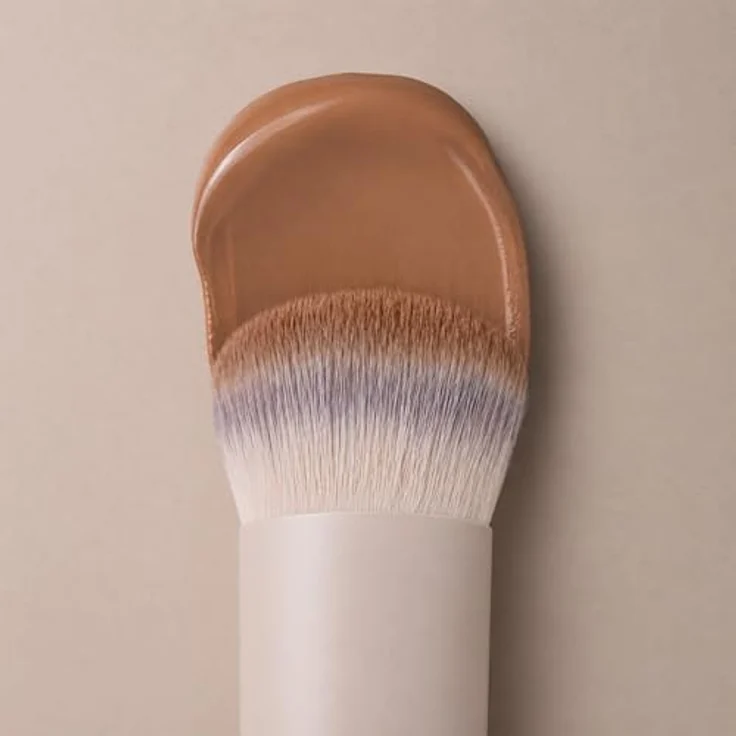 Luvia Cosmetics Blurring Buffer Puderpinsel, veganer Gesichtspinsel mit ergonomischem Griff und Satin-Tasche, beige – Bild 2