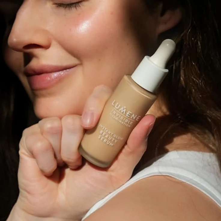 Lumene Invisible Illumination Instant Glow Beauty Serum, 30 ml, vegane Formel mit Gel-zu-Öl-Textur und natürlichem Glow – Bild 4