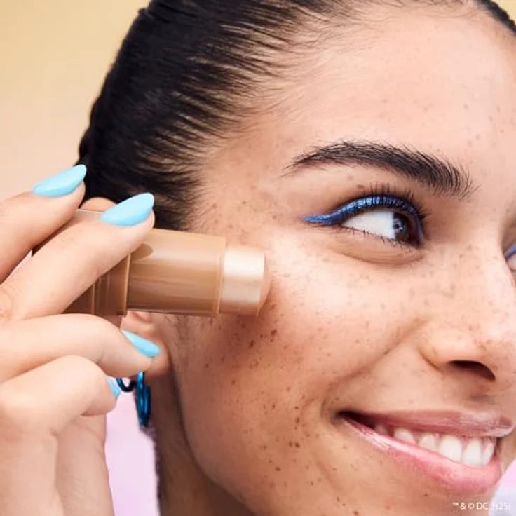 essence Superman Highlighter, Highlighter-Stift in Farbton 02 Mighty, 9.5 g mit intensiver Strahlkraft und veganer Formel – Bild 3