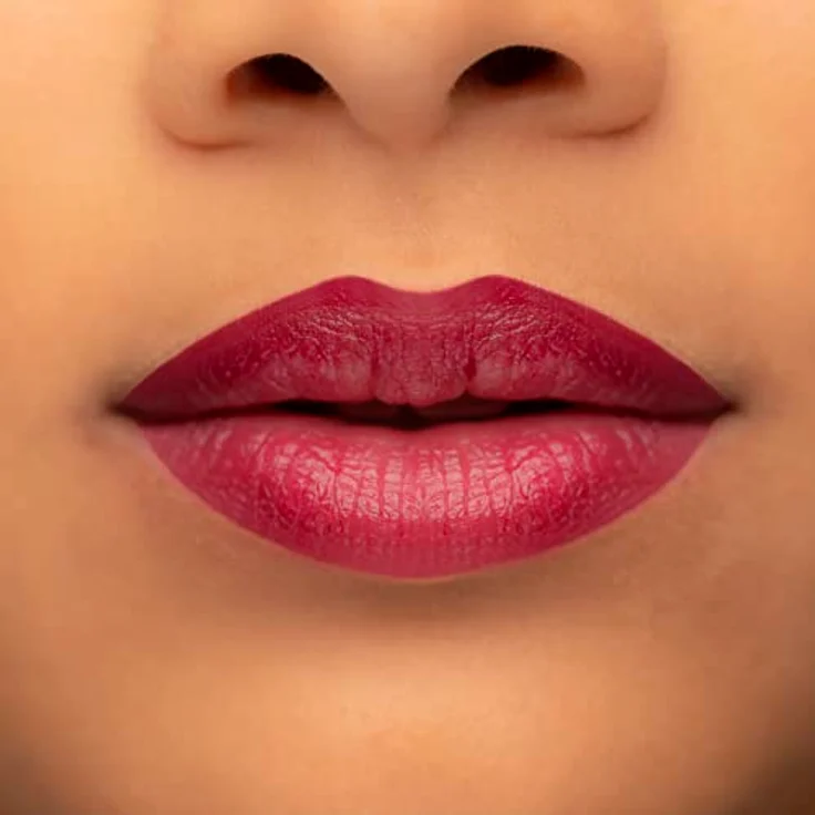 Kevyn Aucoin Unforgettable Lipstick - Shine, glänzender Lippenstift in Farbton Fatal, 2 g mit feuchtigkeitsspendender und pflegender Formel – Bild 5