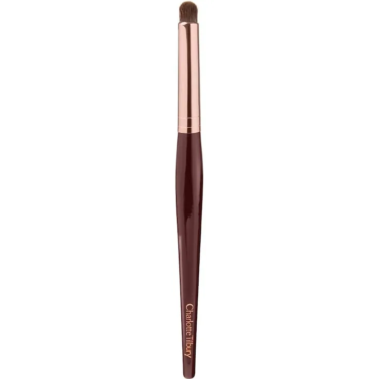 Charlotte Tilbury Eye Smudger Brush, Lidschattenpinsel für klare Linien und rauchigen Look, ergonomischer Holzgriff