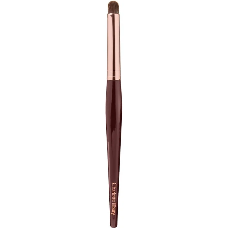 Charlotte Tilbury Eye Smudger Brush, Lidschattenpinsel für klare Linien und rauchigen Look, ergonomischer Holzgriff