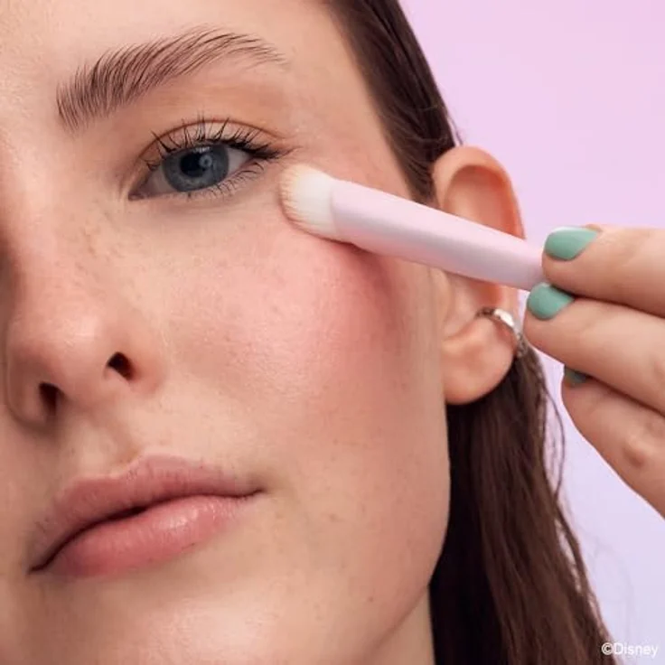 essence Disney The Little Mermaid Corrector & Concealer-Pinsel 01 Dreamers Go Far, vegan und präzise Anwendung, Limited Edition – Bild 3