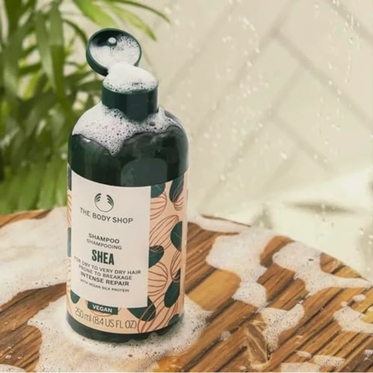 The Body Shop Shea Shampoo, 250 ml, Flüssiges Shampoo für trockenes bis sehr trockenes Haar, vegan, 92% natürliche Inhaltsstoffe, repariert und hydratisiert – Bild 2