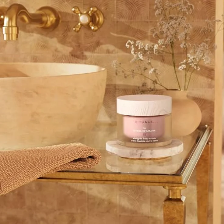 RITUALS The Ritual of Sakura Body Cream, Feuchtigkeitsspendende Körpercreme mit Kirschblüte und Reismilch, Zarter Blütenduft, 220 ml Glastiegel – Bild 2