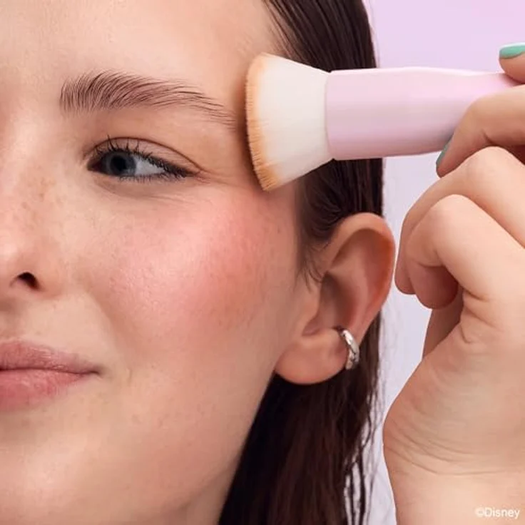 essence Disney The Little Mermaid Make-up-Pinsel 01 Star Of My Own Story, veganer Pinsel für die Wangen, Limited Edition – Bild 3