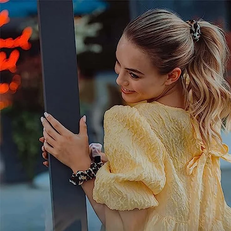 invisibobble Haargummi Leo Scrunchie Purrfection, Haargummis starker Halt für Mädchen & Damen, Scrunchies Samt Leo, designed im Herzen Münchens – Bild 4