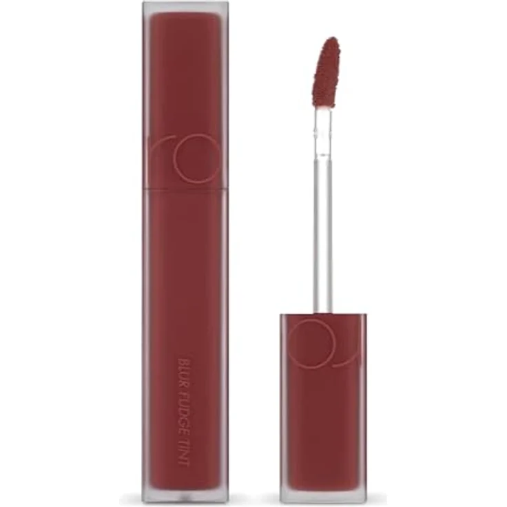 rom&nd Blur Fudge Tint 5g, Lippenstift in 04 RADWOOD, samtige matte Textur für einen verwischten Effekt – Bild 1
