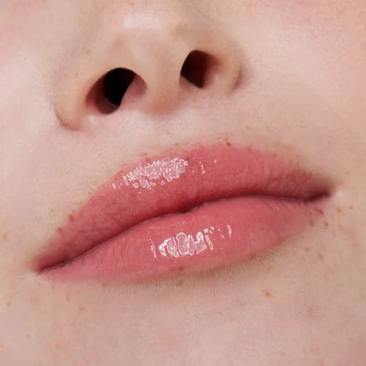 essence what the fake! PLUMPING LIP FILLER, Lipgloss, Nr. 02, Nude, feuchtigkeitsspendend, mit Vitaminen, kühlend, glänzend, vegan, ohne Parfüm, ohne Alkohol, ohne Parabene, 1er Pack (4.2ml) – Bild 4
