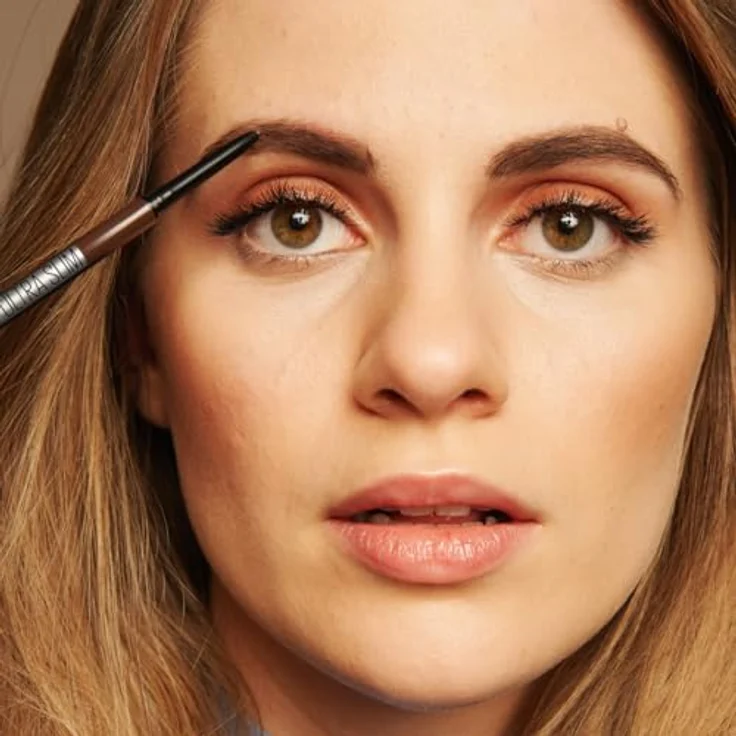 MAYBELLINE NEW YORK Express Brow, automatischer Augenbrauenstift für Damen, Farbton Medium Brown, 9 g, präzise Korrektur und voluminöses Augenbrauen-Design – Bild 4