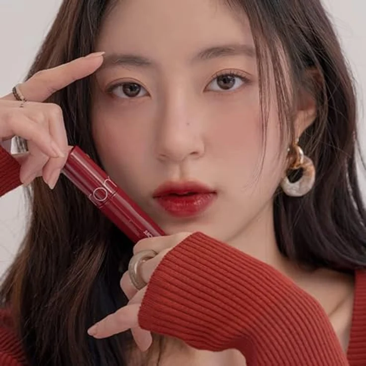 rom&nd Saftige dauerhafte Tönung 5,5g, hochpigmentierter Lippenstift mit langanhaltender Farbformel, 21 DEEP SANGRIA – Bild 3