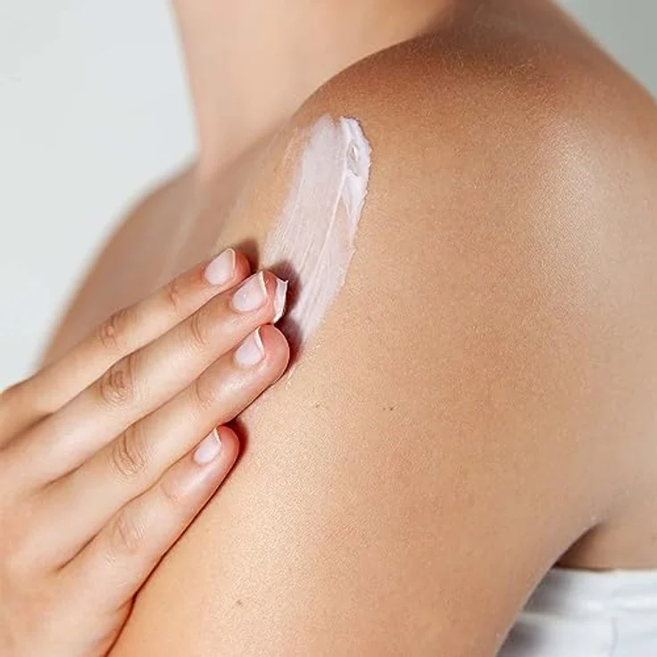 PRIMAVERA Alles Liebe Körperbutter 150 ml – Naturkosmetik, Bodylotion, Body Butter – Rose, Mandarinen Duft – pflegt und nährt die Haut – leicht rosafarbene Textur – Bild 3