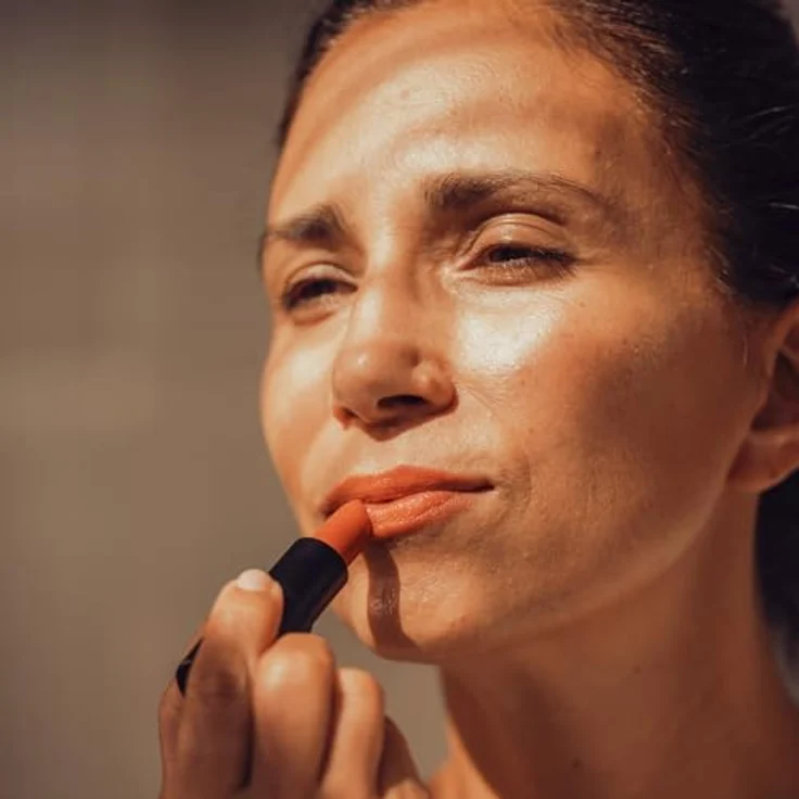 JUNGLÜCK Hyaluron Lippenbalsam Pfirsich, Vegan | Getönter Lippenpflegestift mit Vanilleduft und BIO Aloe Vera für geschmeidige, weiche Lippen – Bild 5
