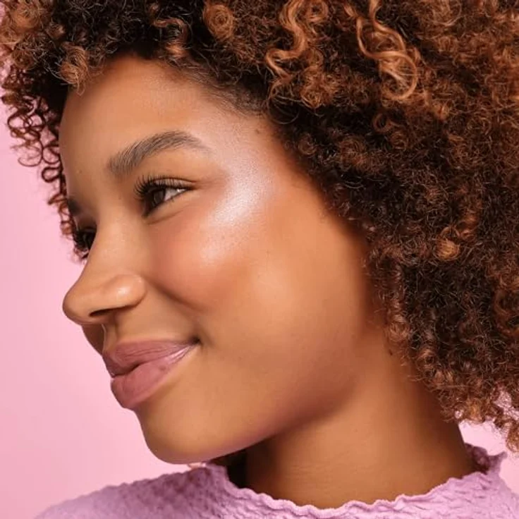 essence Disney Alice in Wonderland flüssiger Aufheller Farbton 02 - Glowin' Down The Rabbit Hole, 4 ml, vegan, alkoholfrei, reichhaltige Pigmentierung für strahlenden Glow – Bild 3