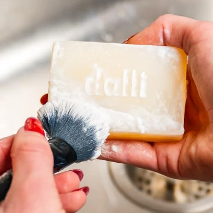 Dalli Pflanzliche Kernseife, 125 g in Faltschachtel, sanfte parfumfreie Gesichts- und Körperreinigung mit Kokosnuss- und Jojoba-Öl für empfindliche Haut – Bild 4