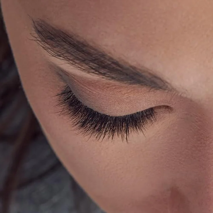 KISS Lash Atelier Design Kit, buschige Klebewimpern mit schnelltrocknendem Kleber, 1 St. – Bild 11