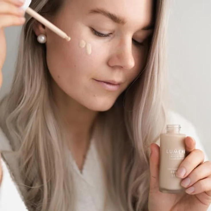 Lumene Invisible Illumination Instant Glow Beauty Serum, 30 ml - Serum mit leichter Tönung, vegan, enthalten arktisches Quellwasser und nordische Extrakte – Bild 4