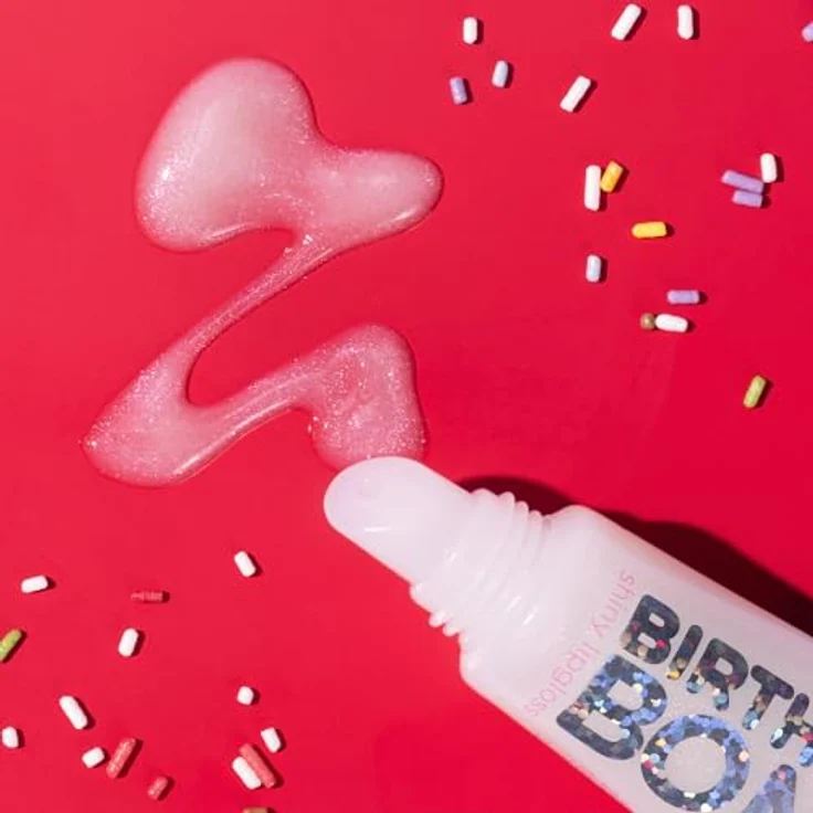 Essence Shiny Lipgloss CAKE MY DAY!, 10 ml mit rosafarbenen Glitzerpartikeln und süßem Geburtstagskuchenduft – Bild 9