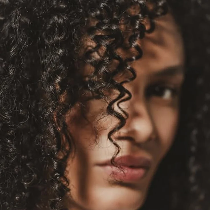 Hair Rituel by Sisley La Crème Soin des Boucles 150 ml, Pflegecreme für lockiges bis stark gelocktes Haar mit Nährstoffen und Anti-Frizz Wirkung – Bild 3