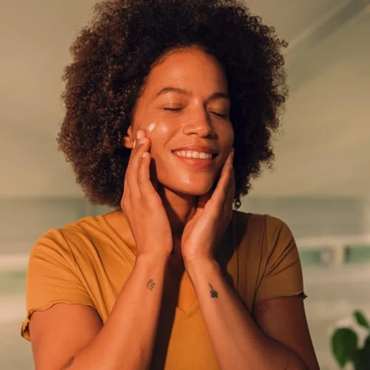 junglück Hyaluron Creme Hochdosiert, Leichte Anti Aging Feuchtigkeitscreme mit BIO Aloe Vera und Squalan, Tages- & Nachtcreme für intensive Feuchtigkeit – Bild 5