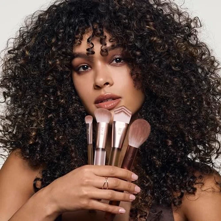 Real Techniques New Nudes Blurred Base Kit, Make-up Pinselset mit 5 hochwertigen Pinseln und veganem Schwämmchen – Bild 9